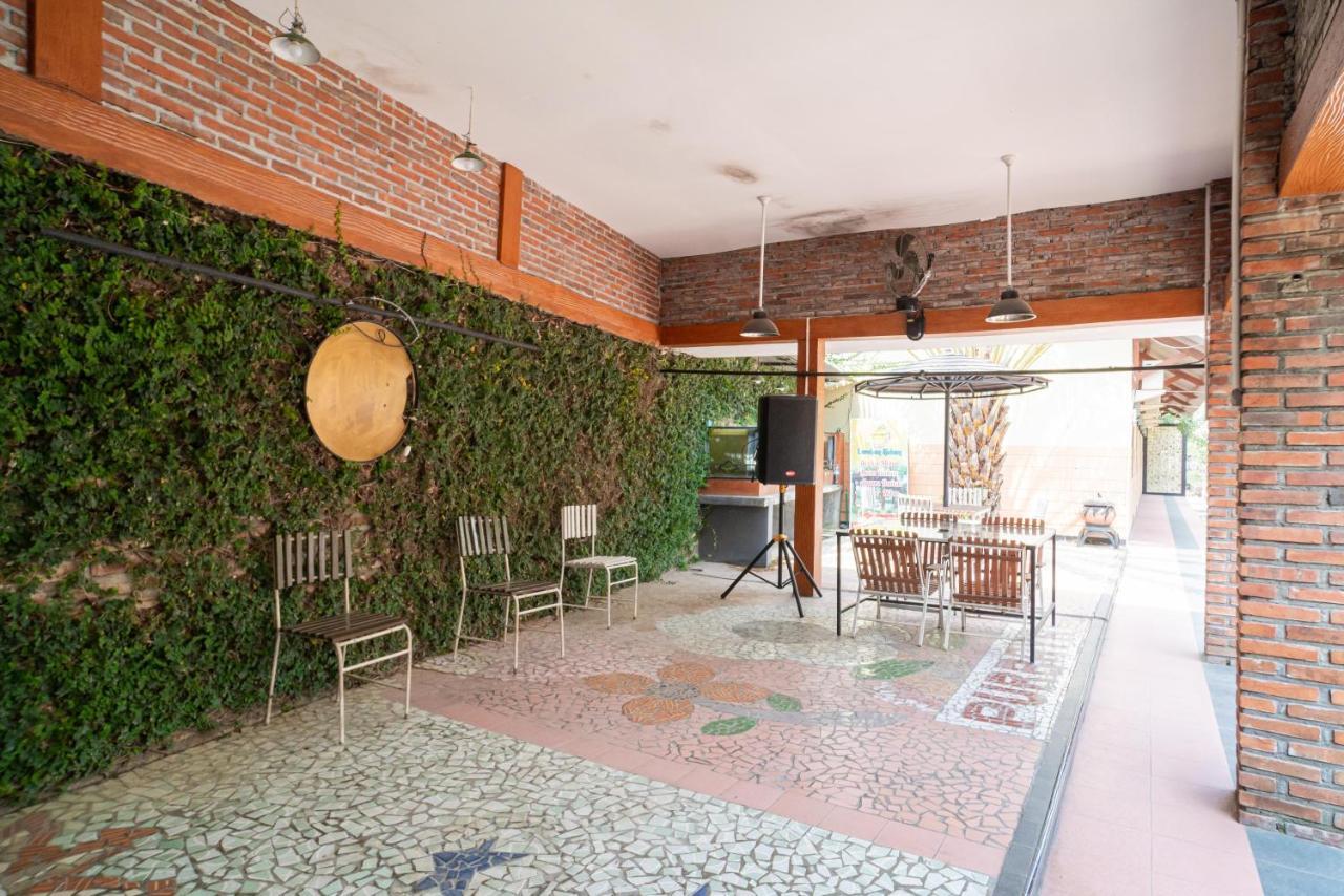 Reddoorz @ Panglima Sudirman Madiun Hotell Exteriör bild
