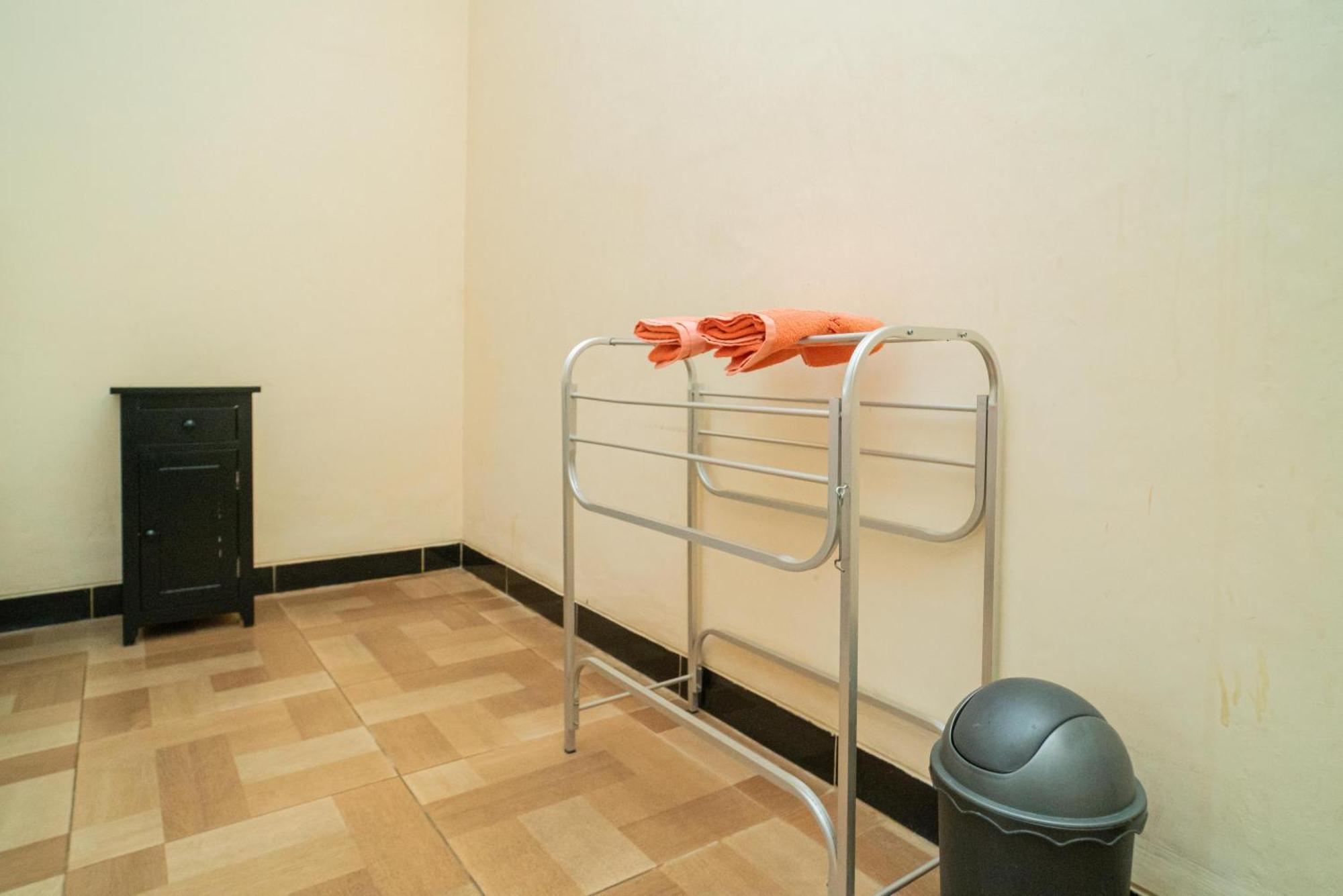 Reddoorz @ Panglima Sudirman Madiun Hotell Rum bild